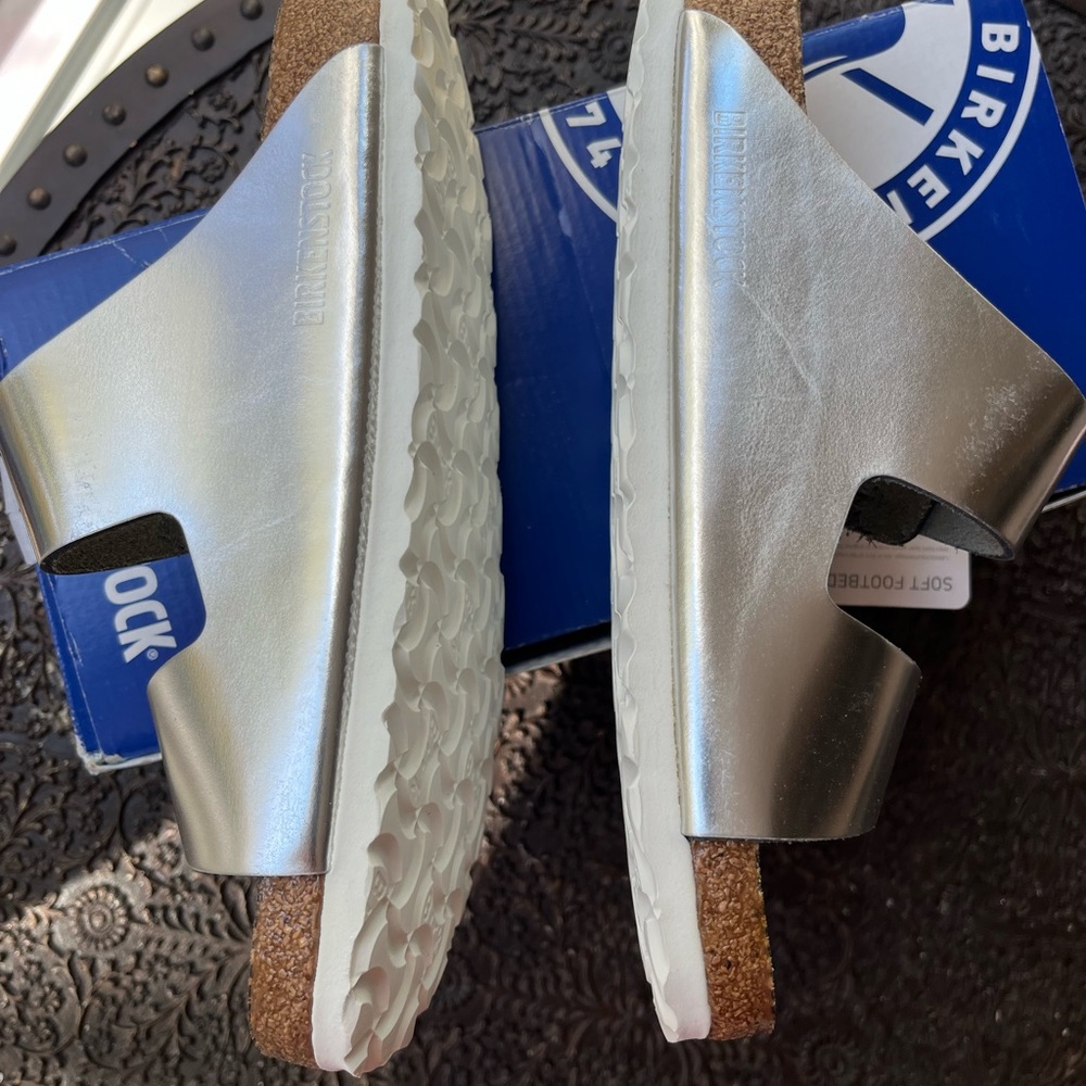 BIRKENSTOCK ARIZONA SOFT FOOTBED SANDALS IN METALLIC SILVER 37 6 - Picture 12 of 13
